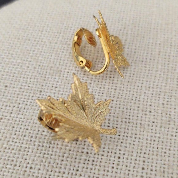 Clip on gold textured leaf earrings - Picture 4 of 6